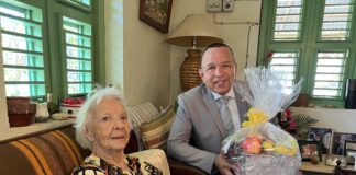 MINISTER ENDY CROES TA FELICITA SRA. CATRIEN HERNANDEZ CU A CUMPLI E BUNITA EDAD DI 100 AÑA