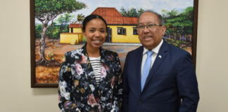 Minister Thijsen e papia cu Indra Zaandam di TWO Aruba