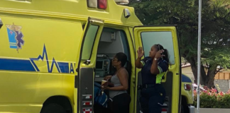 Polis a yuda dama cu a cay den parkinglot banda di e warda di polis nobo