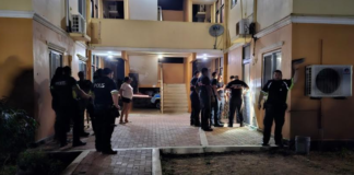 Diaranson den oranan laat di anochi, patruyanan di Playa a bay un adres den apartment complex situa na Bushiri.