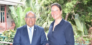 Minister Thijsen a bishita Rector di Universidad di Aruba Viola Heutger