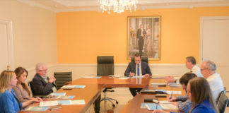 Minister Geoffrey Wever a ricibi e relato anual di Setar N.V.