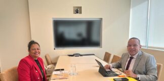 MINISTER ENDY CROES TA REUNI CU DIRECTORA DI COLEGIO EPI, SRA. ANKIE DANKER