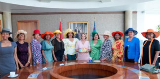 BISHITA DI ‘THE HAT LADIES’ DI CORSOU CERCA PROME MINISTER