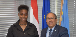 Futbolista Vanessa Susanna a bishita Minister Thijsen