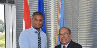 Entrenador di ADO Den Haag Giovanni Franken a bishita Minister Thijsen