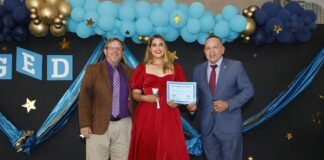 MINISTER ENDY CROES TA FELICITA E GRADUADONAN DI GED PRORAM DI INTERNATIONAL SCHOOL OF ARUBA