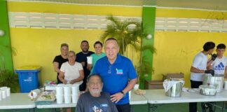 Minister Endy Croes a bishita Roy Angela na Baracdera Arena pa disfruta di algun sabroso soppi