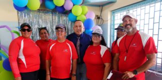 MINISTER ENDY CROES TA FELICITA E ALUMNONAN CU A HAAL NAN CERTIFICADO Y DIPLOMA A Y B DI LANDAMENTO ESCOLAR.