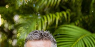 Dos empleado di Hilton Aruba Caribbean Resort & Casino ta ricibi promocion bon mereci