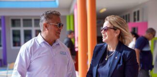 PROME MINISTER A DISFRUTA DI UN BUNITA PRESENTACION DI LEERORKEST Y MUCHANAN DI PRINSES AMALIA BASISSCHOOL