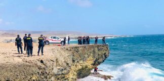 CUERPO POLICIAL ARUBA TA INFORMA; AUTORIDAD A RESCATA TRES PERSONA.