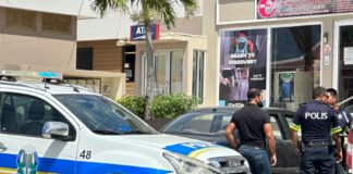 Chauffeur a bay den panico; ora e ta haya un arma di candela den su auto