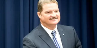 Mike Eman atende test medico obligatorio na SVB segun ley di screening pa minister