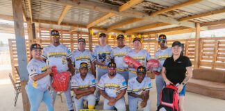 Kibaima Wildfire 40+ Softball Team a ricibi donacion di material for di Aruba Bank
