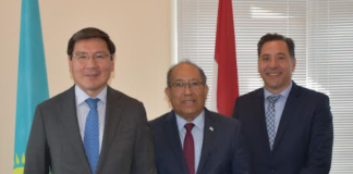 Aruba cu presentacion riba turismo na embahador di Kazachstan