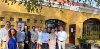 Presidente di Corte Supremo ta bishita cinco isla Caribense