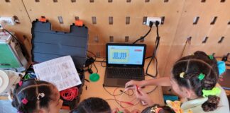 Mas cu 5 mil studiante a participa riba Mo-B Makerspace bus den aña escolar di 2022-2023