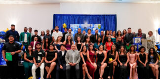 MINISTER ENDY CROES TA FELICITA E GRADUADONANDI AVONDHAVO- VWO 2023