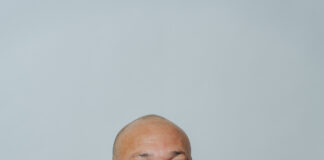 Presidente di Parlamento Edgard Vrolijk ta informa di proceso nan y cambio nan andando den Parlamento