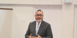 Minister di Integridad Glenbert Croes e presenta e Toelatingshandboek 2023 na Parlamento di Aruba