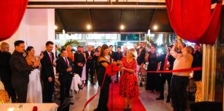 PROME MINISTER A CORTA SINTA DI RESTAURANT NOBO BOGARTS ARUBA