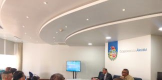 Avansenan den e maneho di transporte a wordo comparti cu chauffeurnan di autobus chikito durante reunion informativo