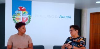 MINISTER ENDY CROES, MINISTER URSELL ARENDS Y DIRECTORA DIDEPARTAMENTO DI ENSEÑANSA A HAYA PRESENTACION DI E MATERIAL DIEDUCACION “BIENESTAR DI CACHO”