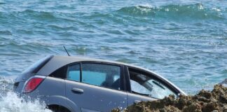 Chauffeur transporta pa warda di polis, despues cu e la cay cu auto den lama