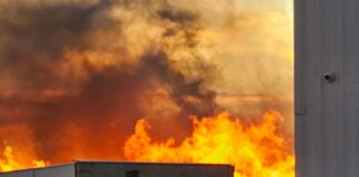 Candela grandi a destrui gran parti di negoshi cu traha cushina