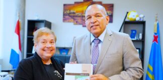 MINISTER ENDY CROES A RICIBI RELATO DI AÑA 2022 DI BIBLIOTECANACIONAL ARUBA
