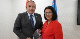 MINISTER ENDY CROES TA FELICITA SRA. ROSANNA RIDDERSTAAT CU ACUMPLI 40 AÑA DEN ENSEÑANSA DI ARUBA