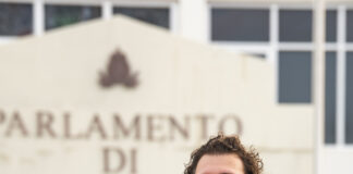 Nunca Parlamento a manda un minister di finansas cas