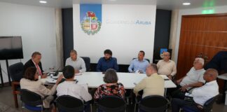 MINISTER ENDY CROES A REUNI CU DIRECTIVA DI STICHTINGVOORTGEZET ONDERWIJS ARUBA (SVOA) Y CENTRO DEPORTIVO PLAYA(CDP)