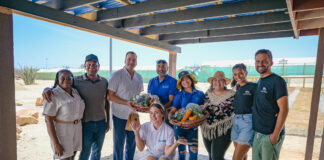 Minister Wever di bishita na e Farmer’s Market na STR Agriculture