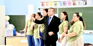 Minister Croes a cende airco na scol na Ayo, Sur Juliet ex Emma School