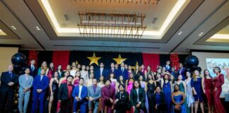 PROME MINISTER TA FELICITA TUR E GRADUADONAN Y TA DESEA NAN HOPI EXITO DEN FUTURO