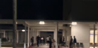 Presidente di ARTBO a entrega Clifford Rasmijn su certificado di Coach.