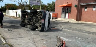 Accidente na e crusada di Weststraat y Venezuelastraat, entre un Chevrolet Aveo y un Mitsubishi Van, e impacto fuerte a pone cu e van a bolter
