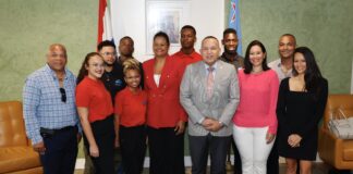 DIRECTORA DI COLEGIO EPI SRA. ANKIE DANKER TA ORGUYOSO DI E STUDIANTENAN CU A BIAHA PA MEXICO PA EHERCE NAN PASANTIA