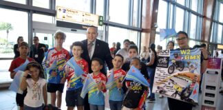 MINISTER ENDY CROES TA FELICITA NOS CICLISTA KAILEN WOUTERS CU A KEDA NA DI DOS LUGA DEN BMX WORLD CHAMPIONSHIP NA SCHOTLAND