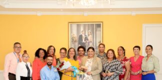 MINISTER MADURO TA FELICITA MARLENE LAMPE KENDE A CUMPLI 45 AÑA DEN SERVICIO DI GOBIERNO