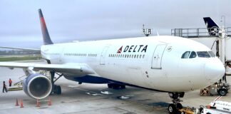 Diarea continuo di un pasahero a pone Delta hasi aterisahe di emergencia