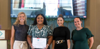 A gradua di Universidad di Aruba, Monica Natacha Robles