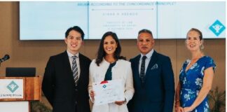 A gradua di Universidad di Aruba, Kiara Kaïna Arends.