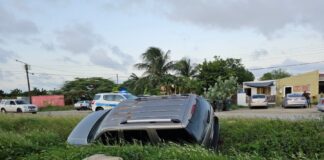 Auto a cay den greppel na Madiki