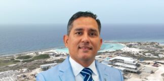 Hoogbezoek na corte: Minister Ursell Arends tabata presente den caso nobo di bisiñanan contra Secrets Hotel