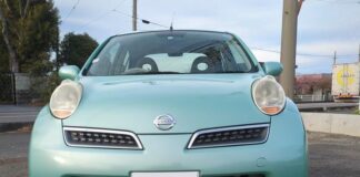 Un otro Nissan March color berde posiblemente envolvi