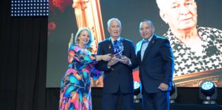 SR. LUCIANO “WICHI” CROES A RICIBI RECONOCEMENTO DI BALUARTE DEPORTIVO DURANTE PREMIO EXCELENCIA DEN DEPORTE