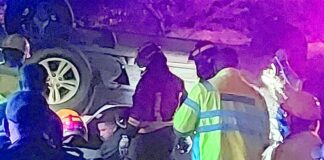 Dos hende pega den Jeep despues di a bolter riba avenida N.Oduber